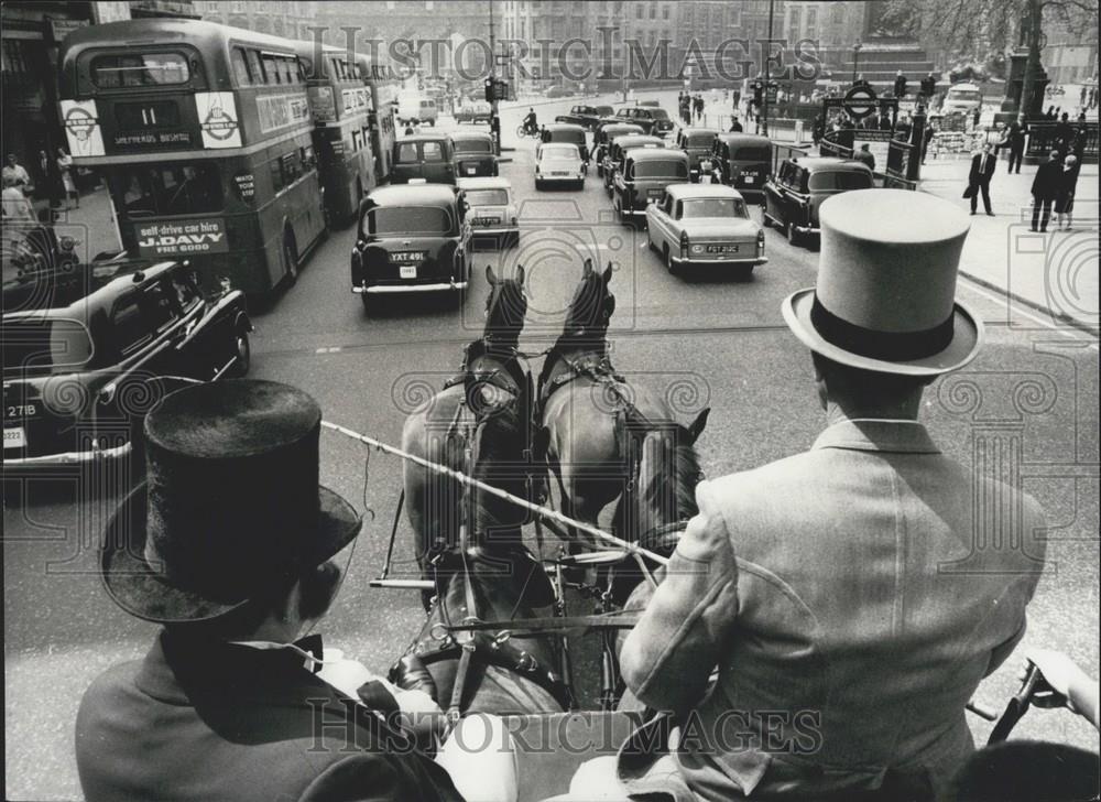 1967 Press Photo Illustrated London News, Coach, Strand Traffic - Historic Images