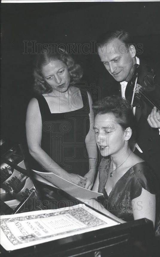 1958 Press Photo A seldom meeting again in Berlin - Historic Images