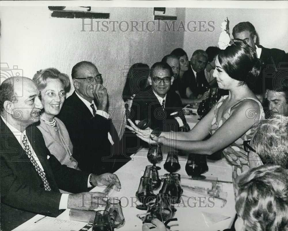 1970 Press Photo Egyptian Foreign Minister Mahmoud Riad Wife Visit Madrid Spain - Historic Images