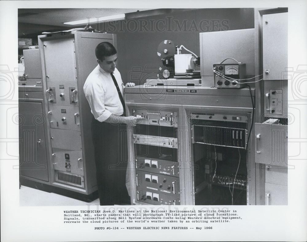 1966 Press Photo Weather Technician Jose O. Martinez Starts A Camera - Historic Images