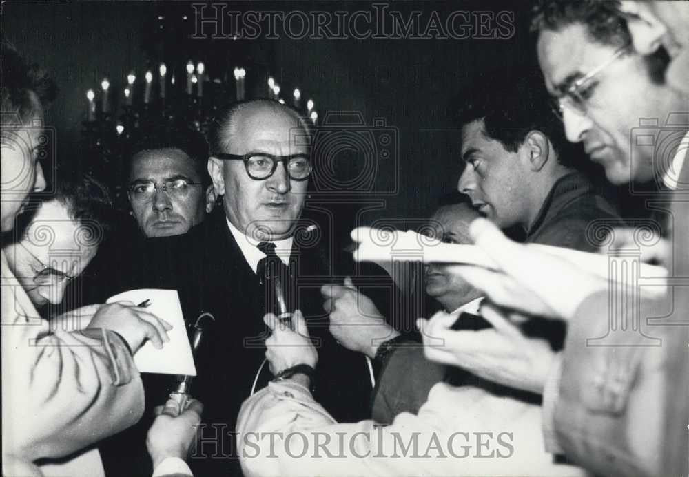 1957 Press Photo M. Guy Mollet Leaves the Elysee palace after interview - Historic Images