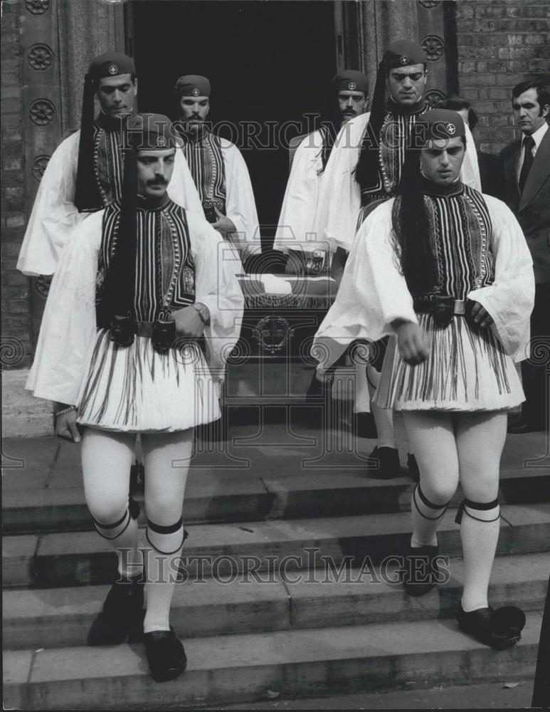 1977 Press Photo Greek Presidential Guard carrying the casket - Historic Images