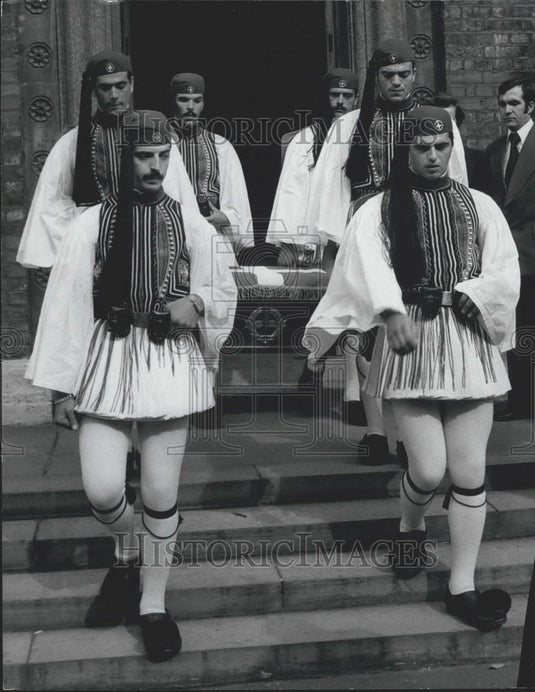 1977 Press Photo Greek Presidential Guard carrying the casket - Historic Images