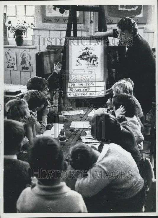 Press Photo Valerie Kemp Mistress In Charge School Harrow Middlesex Alphabet - Historic Images