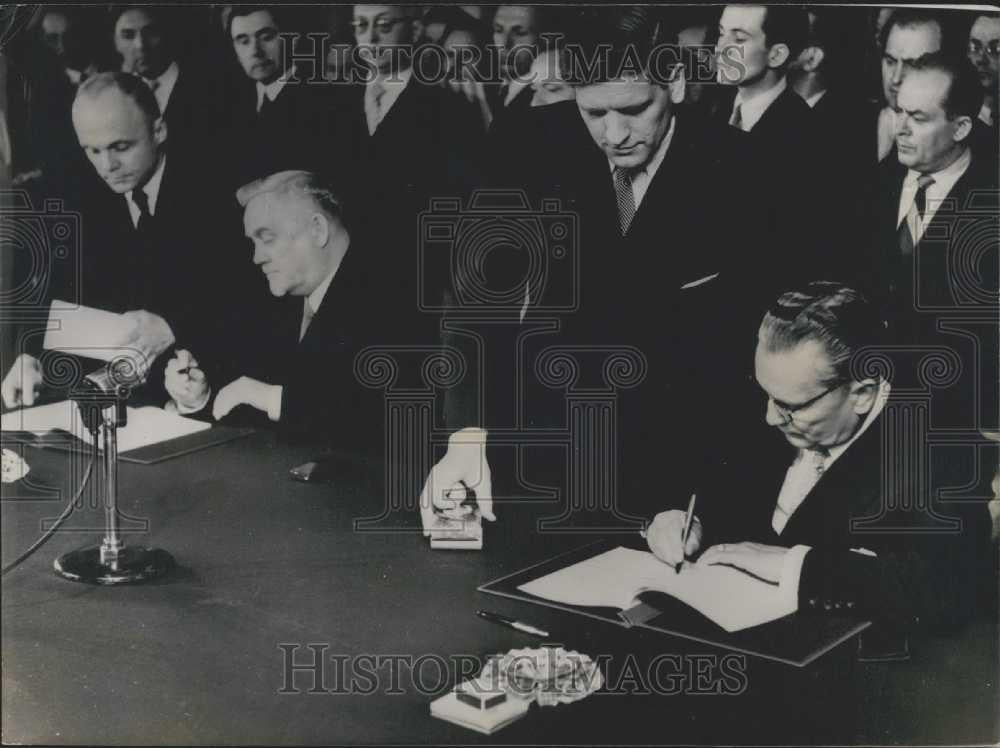 1955 Press Photo Marshal Tito Signs Common Communication at Belgrade Conference - Historic Images