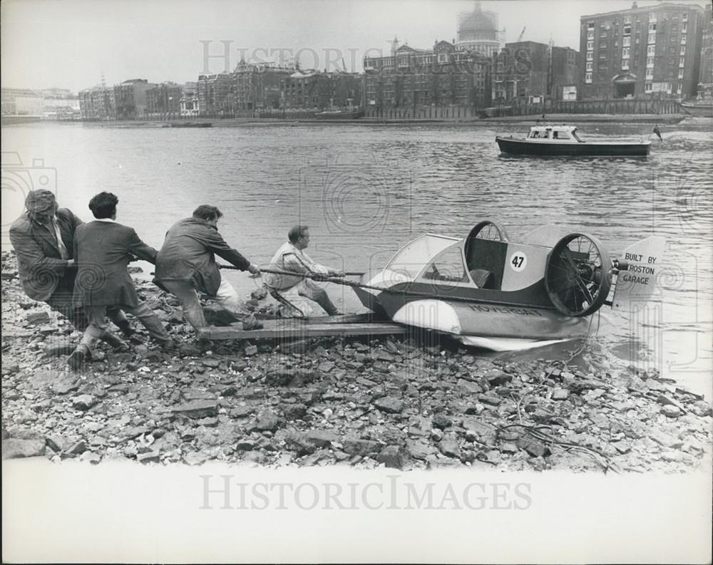 1967 Press Photo Hoverbat&quot; - seen being hauled out of the River Thames - Historic Images