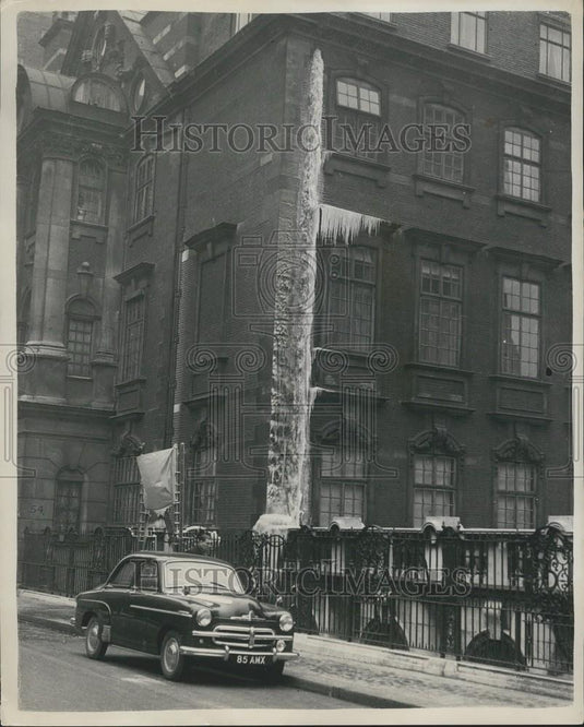 Press Photo Frzen pipe due to cold weather in London - Historic Images
