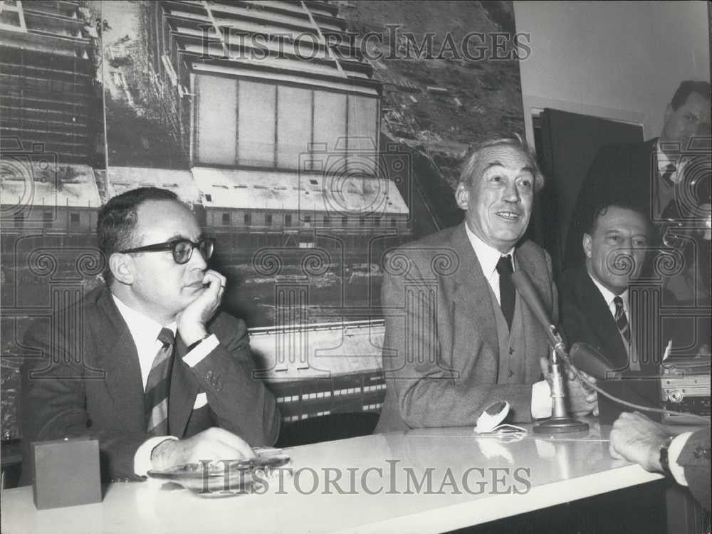 1964 Press Photo Director John Huston Holds Press Conference About New Movie - Historic Images