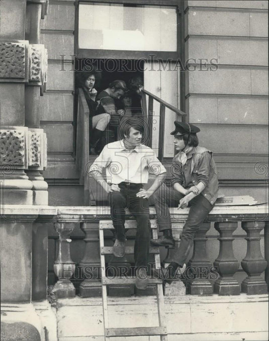 1969 Press Photo Two Squatters Sit By Drawbridge To House 144 Piccadilly - Historic Images