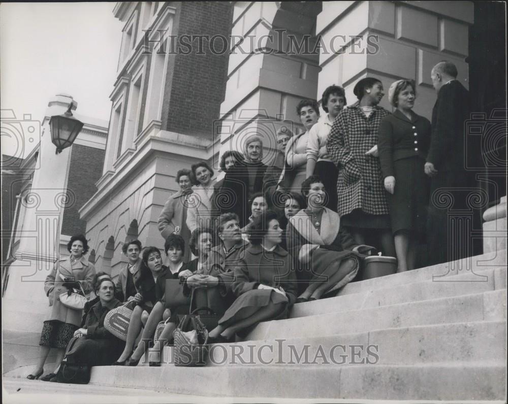 1958 Press Photo Cypriot employees dismissed for security reasons - Historic Images
