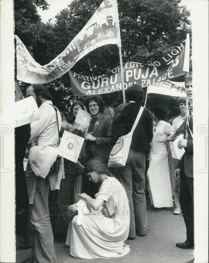 1973 Press Photo Guru Puja Parade-London For Guru Maharaj J. Love/Light/Meditatn - Historic Images