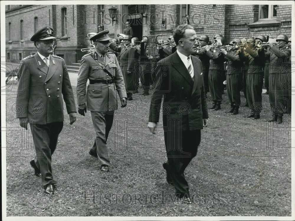 Press Photo Belgian Defense Minister visit Germany - Historic Images