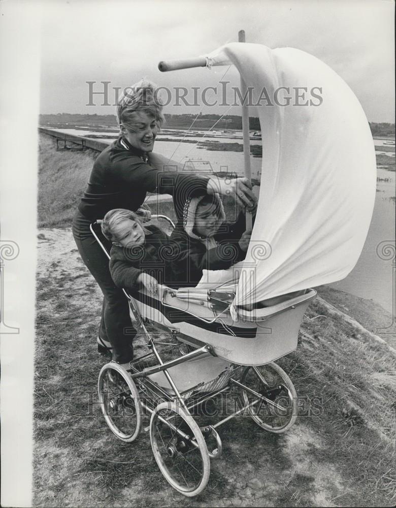 Press Photo Lisa and Daren in their pram & mom Mrs. Jean Clark - Historic Images