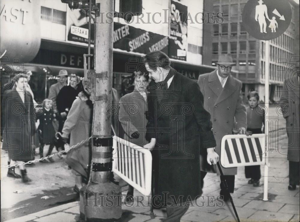 1955 Press Photo Duisburg One Way Traffic Path For Pedestrians - Historic Images