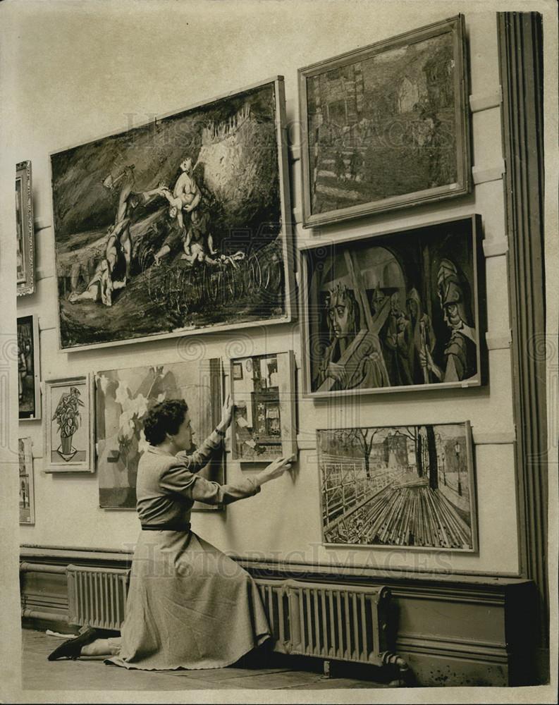 1953 Press Photo Miss Molly Duchesne of Bromley Art Exhibition - Historic Images