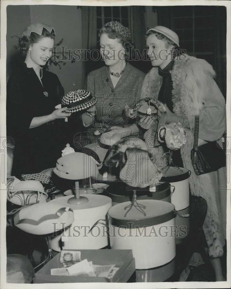 1954 Press Photo French Film Actress Opens Charity Fair A Charity Fair - Historic Images