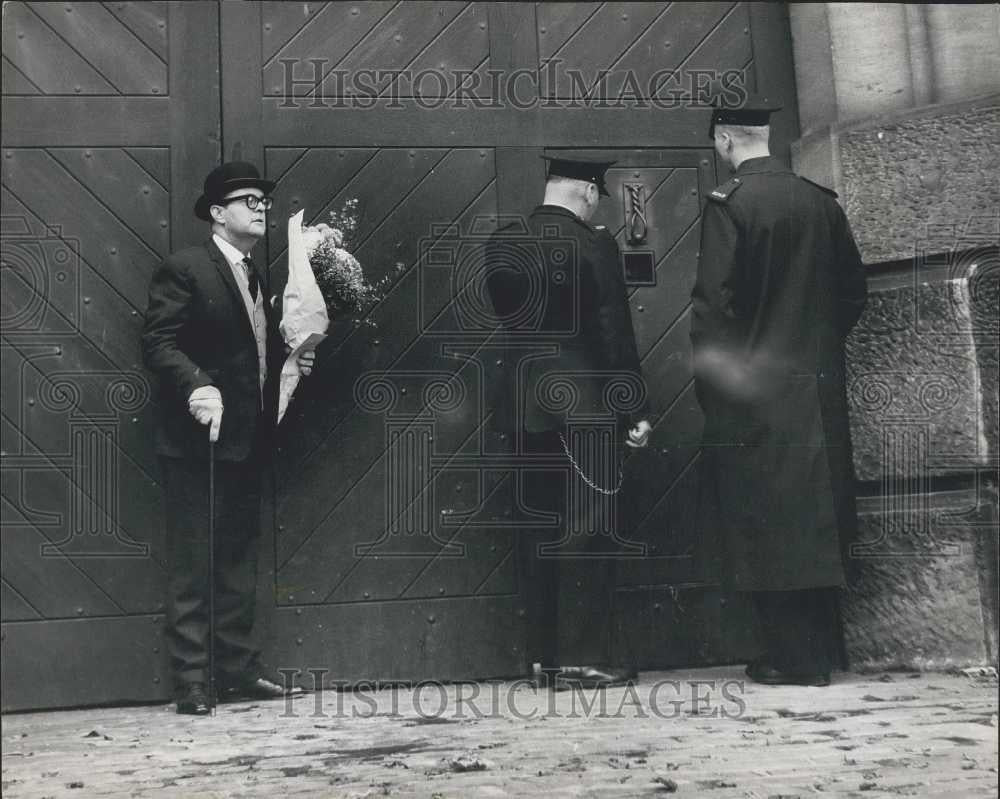 1963 Press Photo &quot;King of the Con Men&quot; Stanley Lowe Calls On The Governer - Historic Images