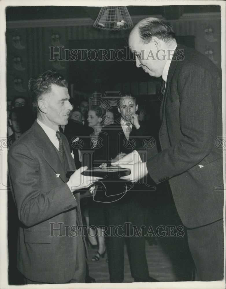 1954 Press Photo Douglas Miller With Norman Robertson High Commissner For Canada - Historic Images