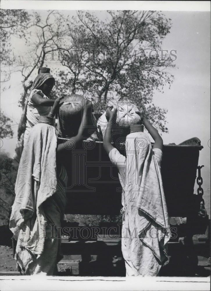 Press Photo Women In India Carry The Ore From Mine-Carry On Heads - Historic Images