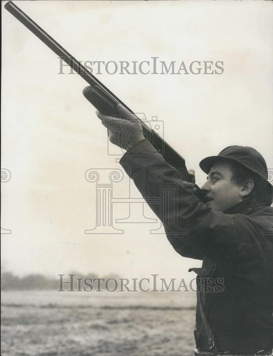 Press Photo King Alvaro Restaurant Owner Shooting Birds To Serve In Restaurant - Historic Images