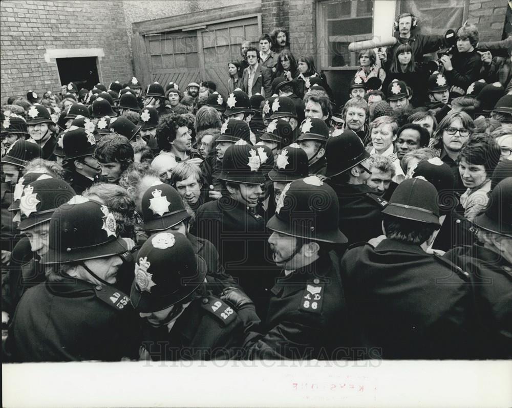 1977 Press Photo Protesters at South Wales Grunwick Factory at Willesden - Historic Images