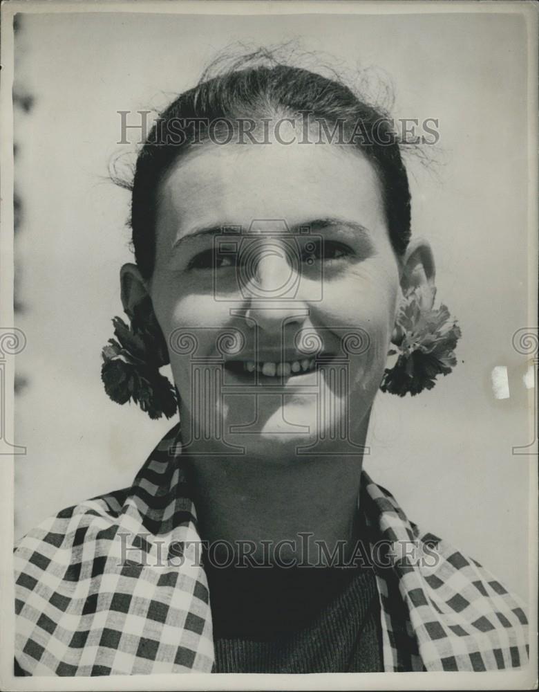 1953 Press Photo Jean Cameron At Wimbledon Opening In Home Made Dress - Historic Images