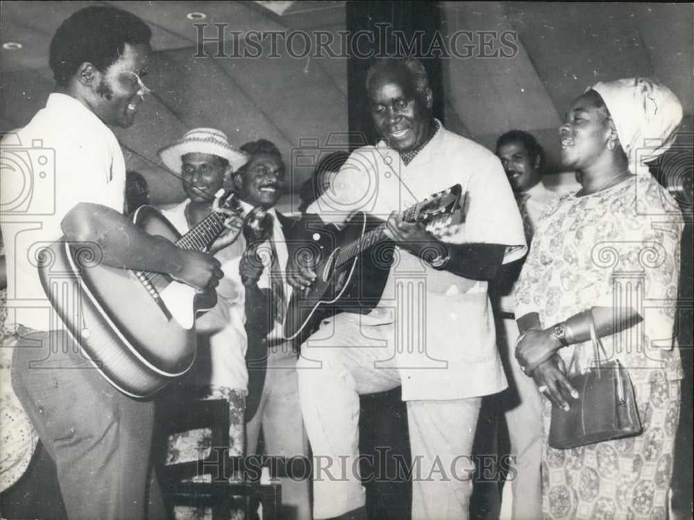 Press Photo Guitar Playing President of Zambia Kenneth Kaunda - Historic Images