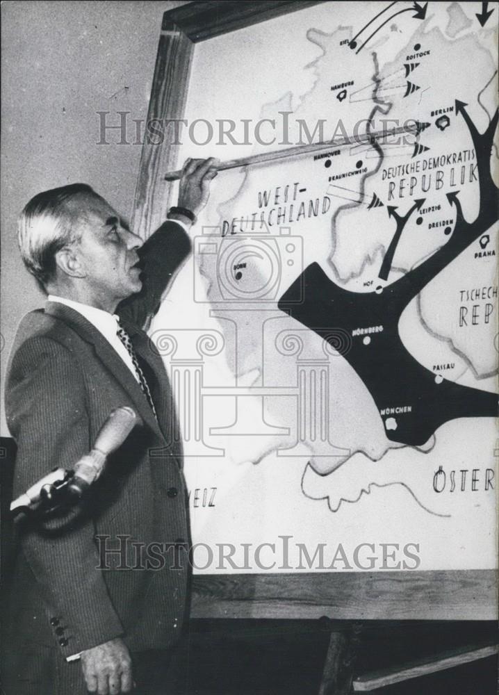 1960 Press Photo Major Bruno Winzer and map of Germany - Historic Images