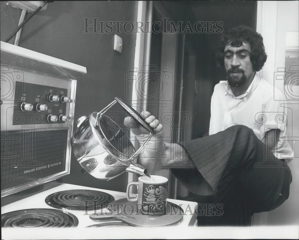 Press Photo Frank makes himself a cup of coffee - Historic Images