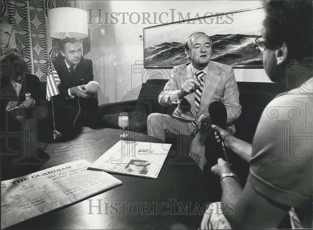 1975 Press Photo VP Hubert Humphrey at Press Conference at Stockholm - Historic Images