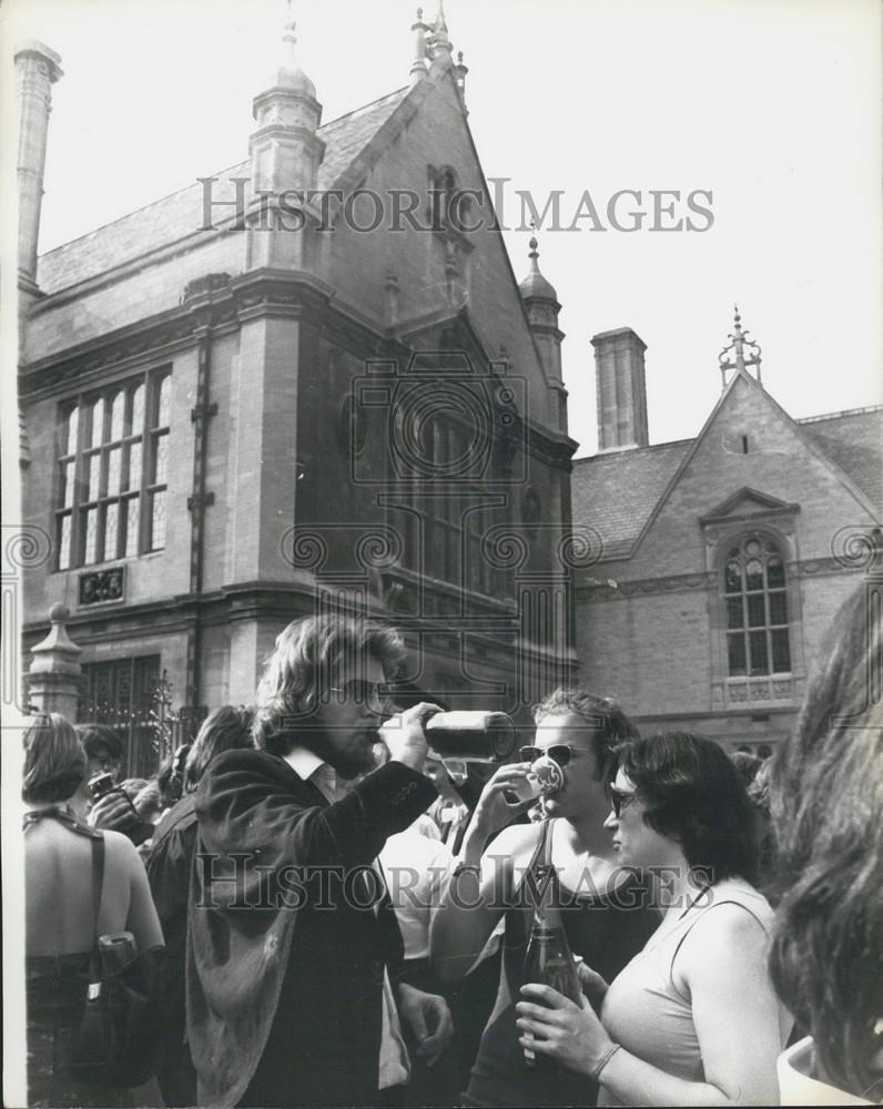 Press Photo Students Bubble Over End Of The Year Exams at Oxford University - Historic Images