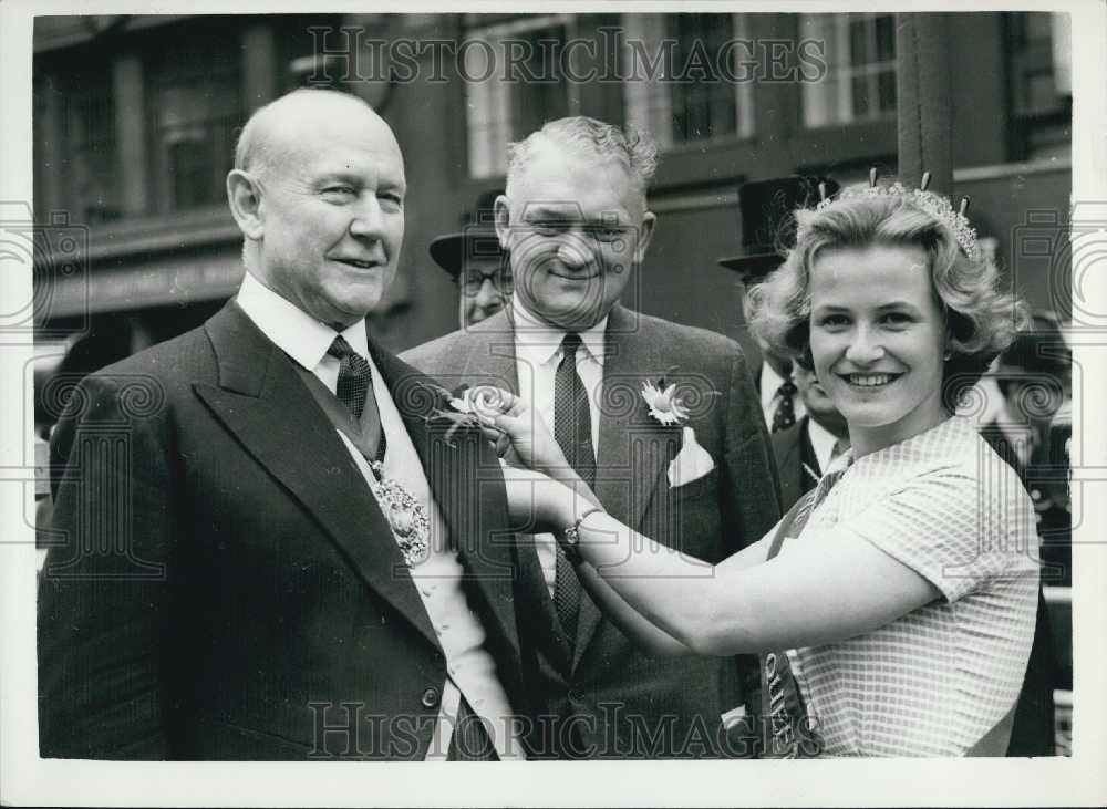 1959 Press Photo Inauguration of June Dairy Festival Lord Mayor Receives Daisy - Historic Images