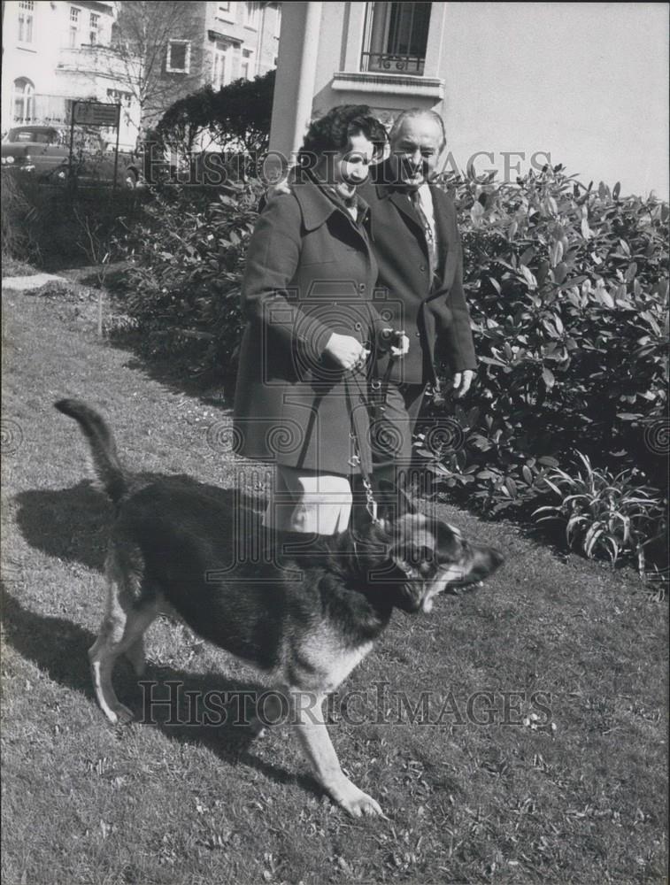 Press Photo Odo Willscher with wife and dog - Historic Images