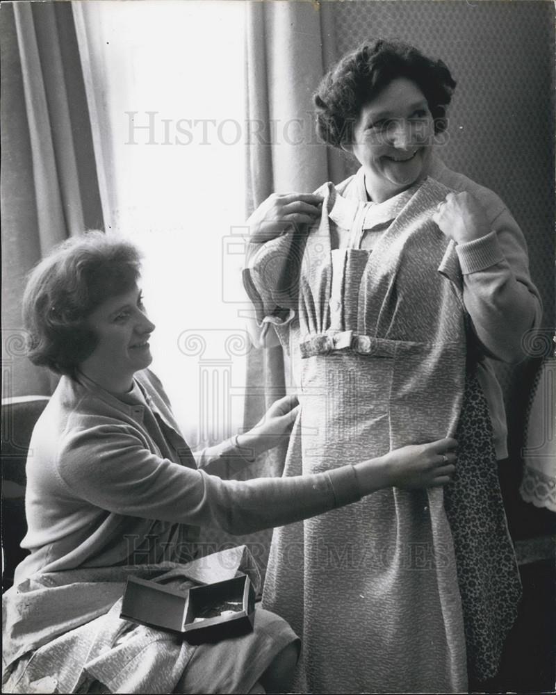 1960 Press Photo Housekeeper To Tony Armstrong-Jones Dress For Wedding - Historic Images