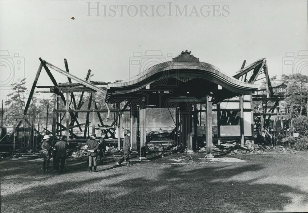 1971 Press Photo Japanese Emperor&#39;s seaside villa razed by fire - Historic Images