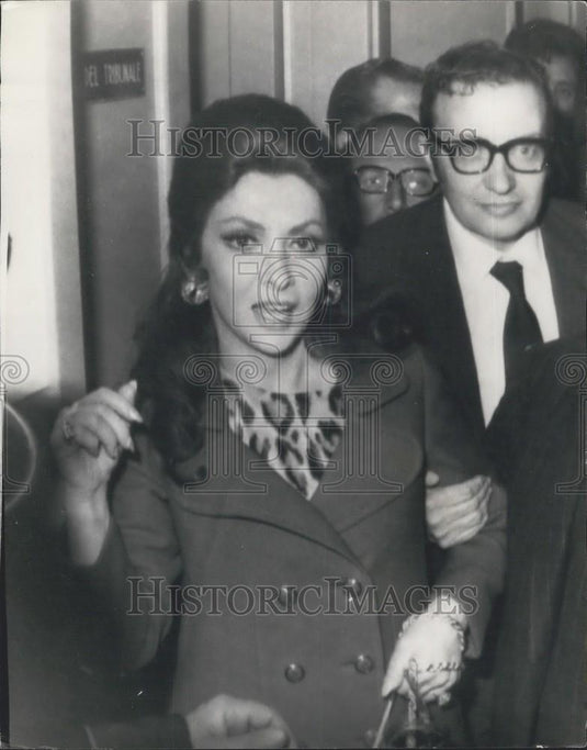 1971 Press Photo Gina Lollobrigida and atty - Historic Images