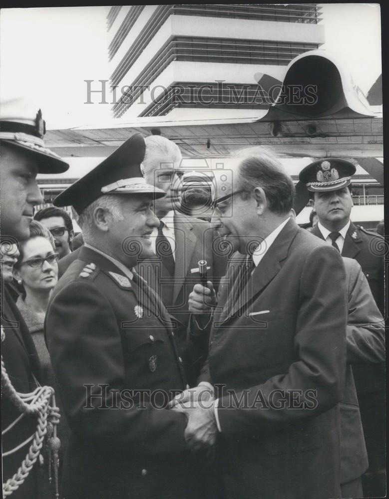 1971 Press Photo Cuban Minister Foreign Relations Paul Roa Arrival Lima - Historic Images