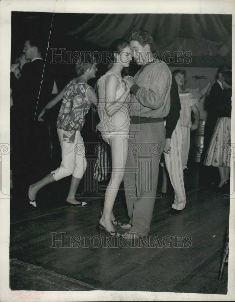 1957 Press Photo Son of Lord Moynihan Tony at West End Nightclub - Historic Images