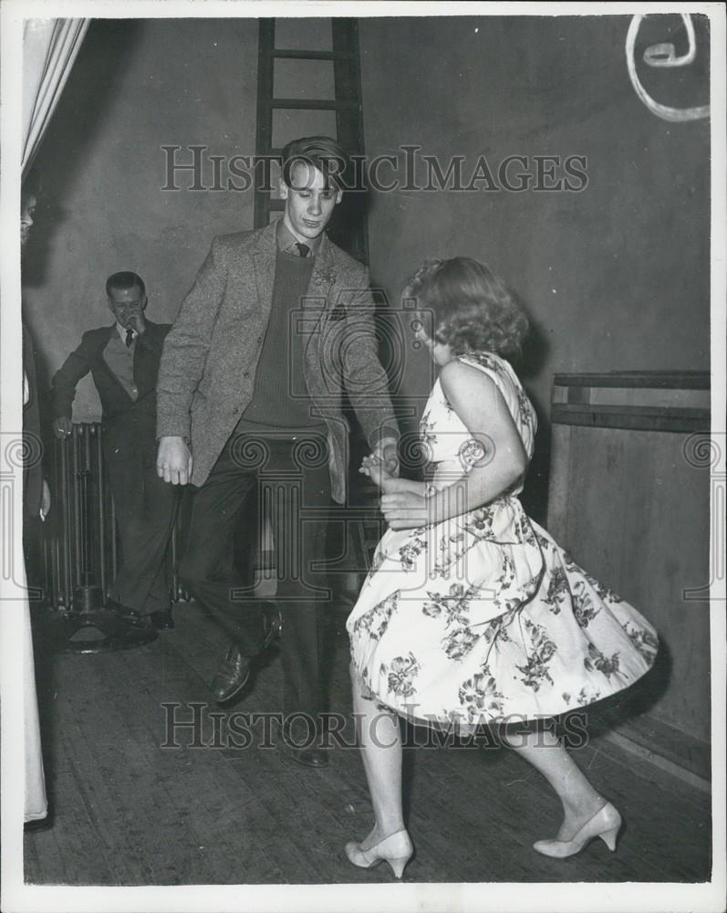 1961 Press Photo Piers Rodgers Dances Rebecca Park Local Dance Eton College - Historic Images