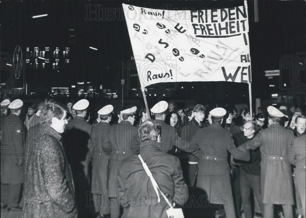 Press Photo "Socialist Student Organization". demonstration - Historic Images