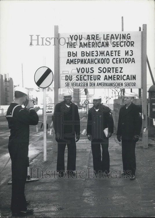 1962 Press Photo US Sailors of the "Essex" in Berlin Hamburg Harbour - Historic Images