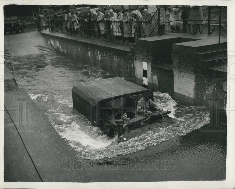 1954 Press Photo Demonstration of British Military Vehicles - Historic Images