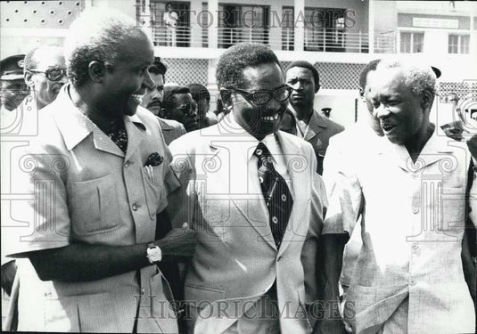 Press Photo Zamibian President Kenneth Kaunda Greets President of Angola - Historic Images