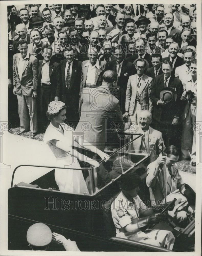 1954 Press Photo H.R.H. the Duke of Edinburgh shakes hands with Bill McLennon - Historic Images