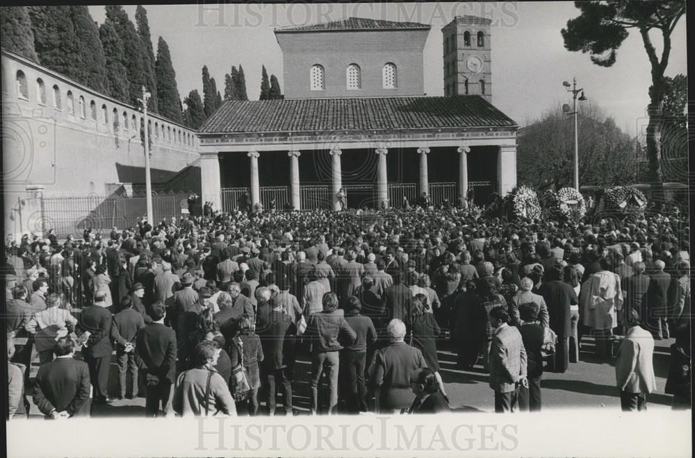 1974 Press Photo Funeral of Italian director Vittorio De Sica - Historic Images