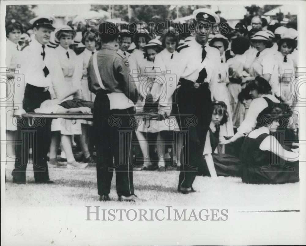 1963 Press Photo Children Collapsed From Heat, Adelaide, Australia - Historic Images