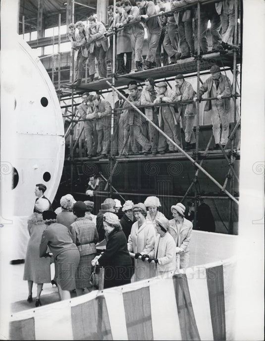 1965 Press Photo Women Keel-Haulingm Chatham Dockyard - Historic Images