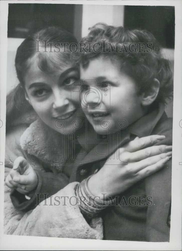 1959 Press Photo Pier Angeli Copenhagen Son Perry Defying Court Order - Historic Images