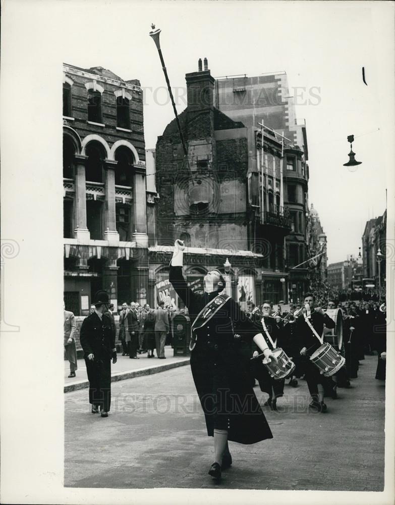 1953 Press Photo Christ's Hospital Boys Marching Through London Thanksgiving - Historic Images