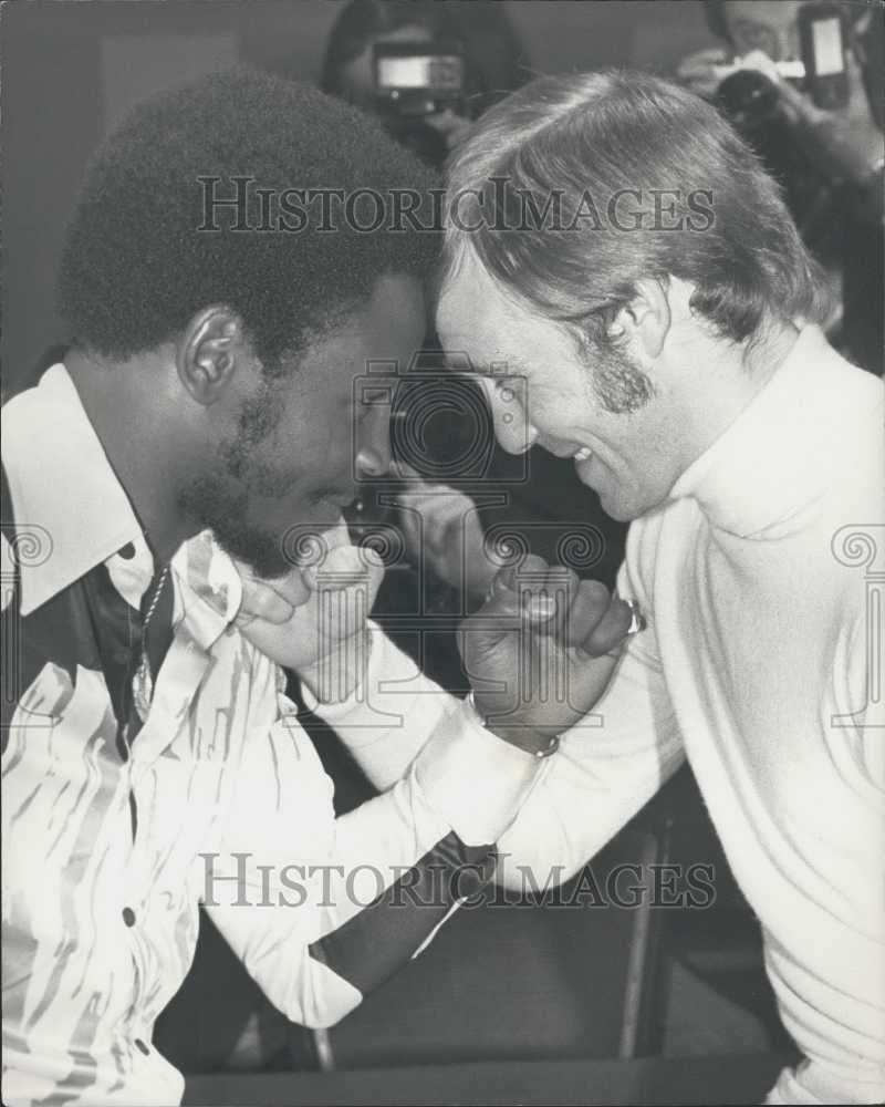 1976 Press Photo John H. Stracey and his Opponent American Hedgemon Lewis Meet - Historic Images